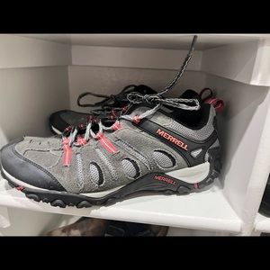 Men’s size 10 Merrells.